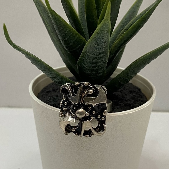 Silver tone oxidized unisex adjustable ring. Size 7. Great Pre-owned condition. - Picture 2 of 8